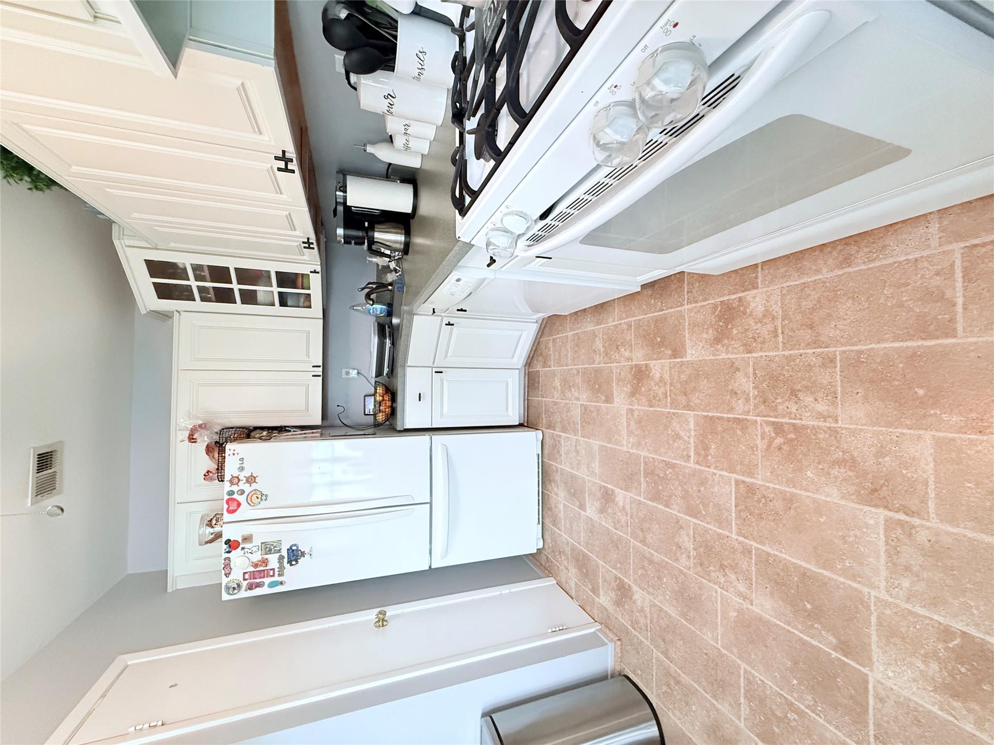 #11 photo, 5 Petersen Court, West Babylon , NY 11704