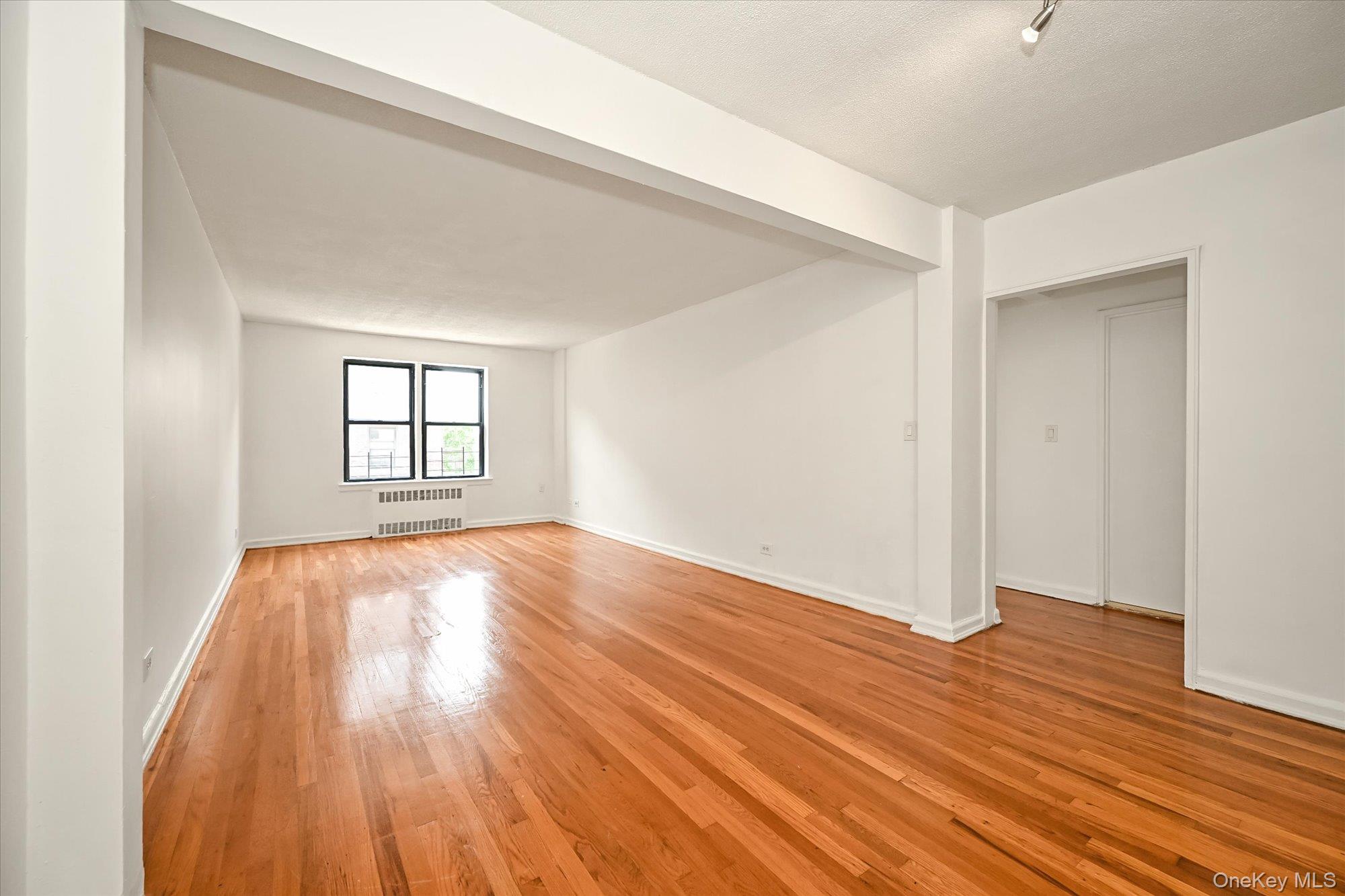 #5 photo, 37-26 87th Street, クイーンズ区 Jackson Heights , NY 11372