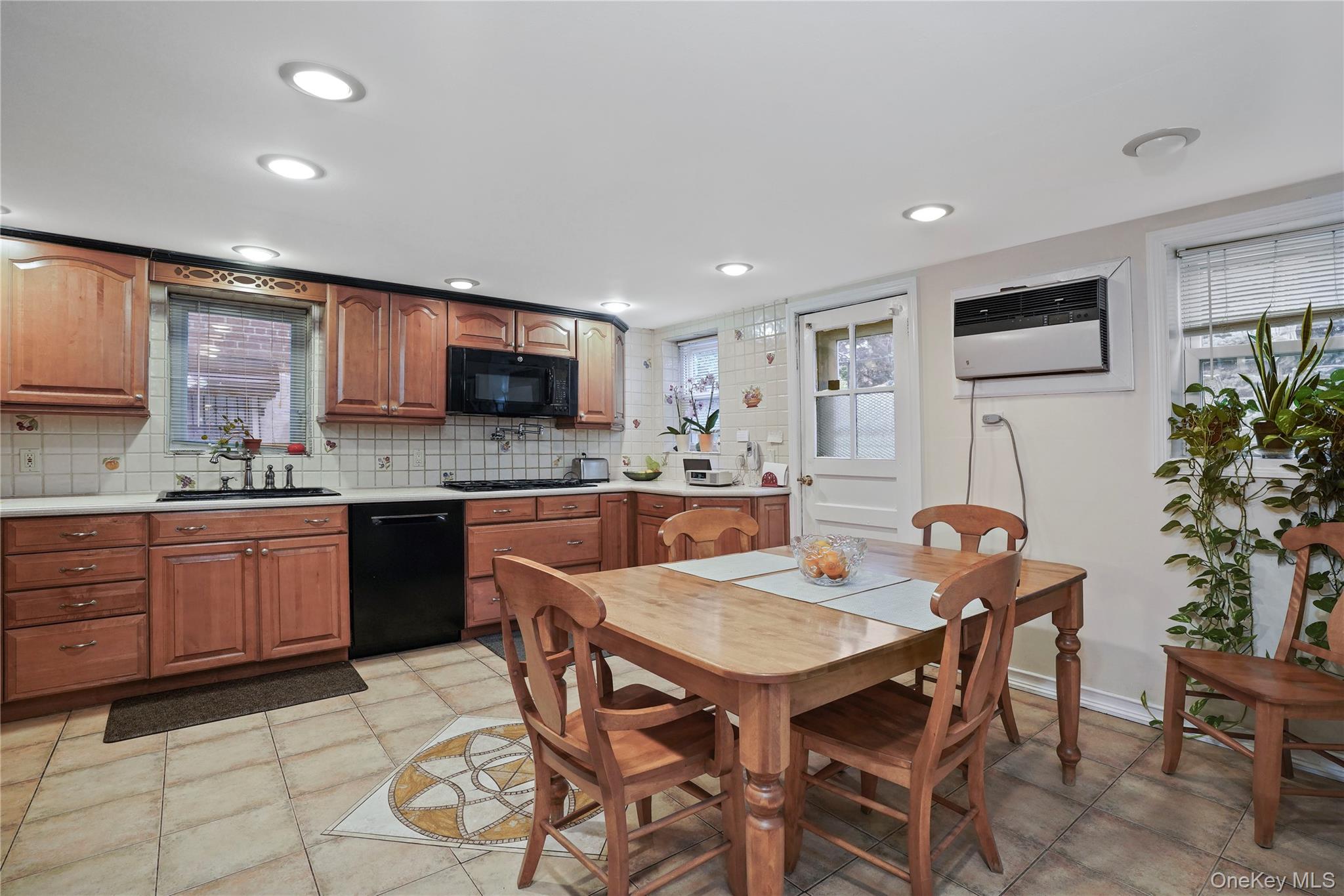 #4 photo, 6404 78th Street, クイーンズ区 Middle Village , NY 11379