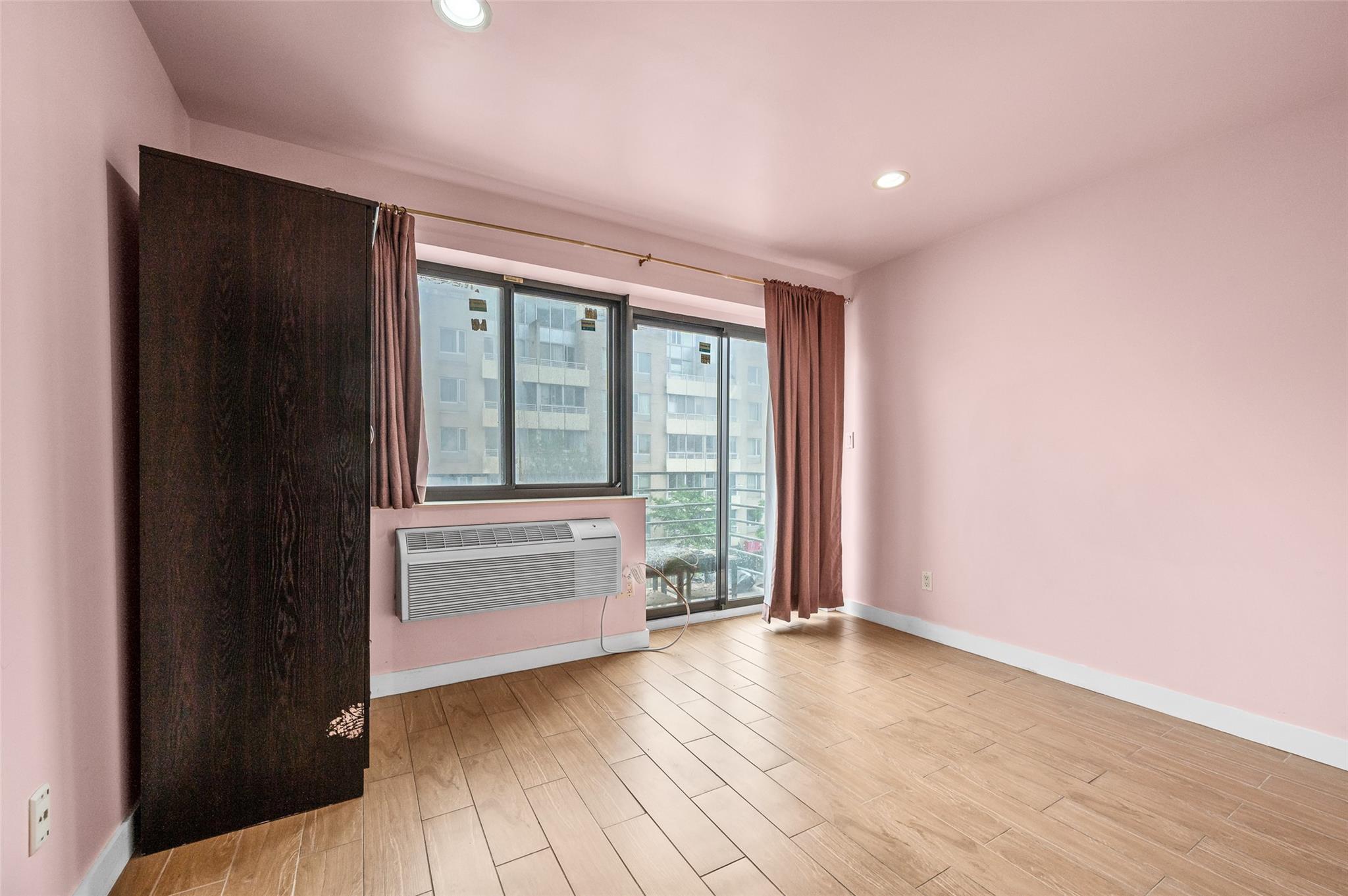 #6 photo, 41-38 College Point Boulevard, クイーンズ区 Flushing , NY 11355