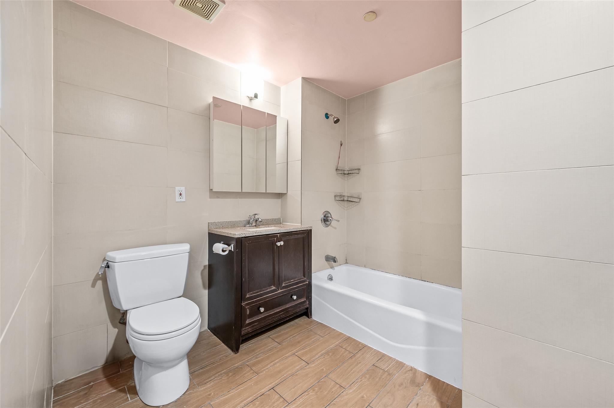 #8 photo, 41-38 College Point Boulevard, クイーンズ区 Flushing , NY 11355