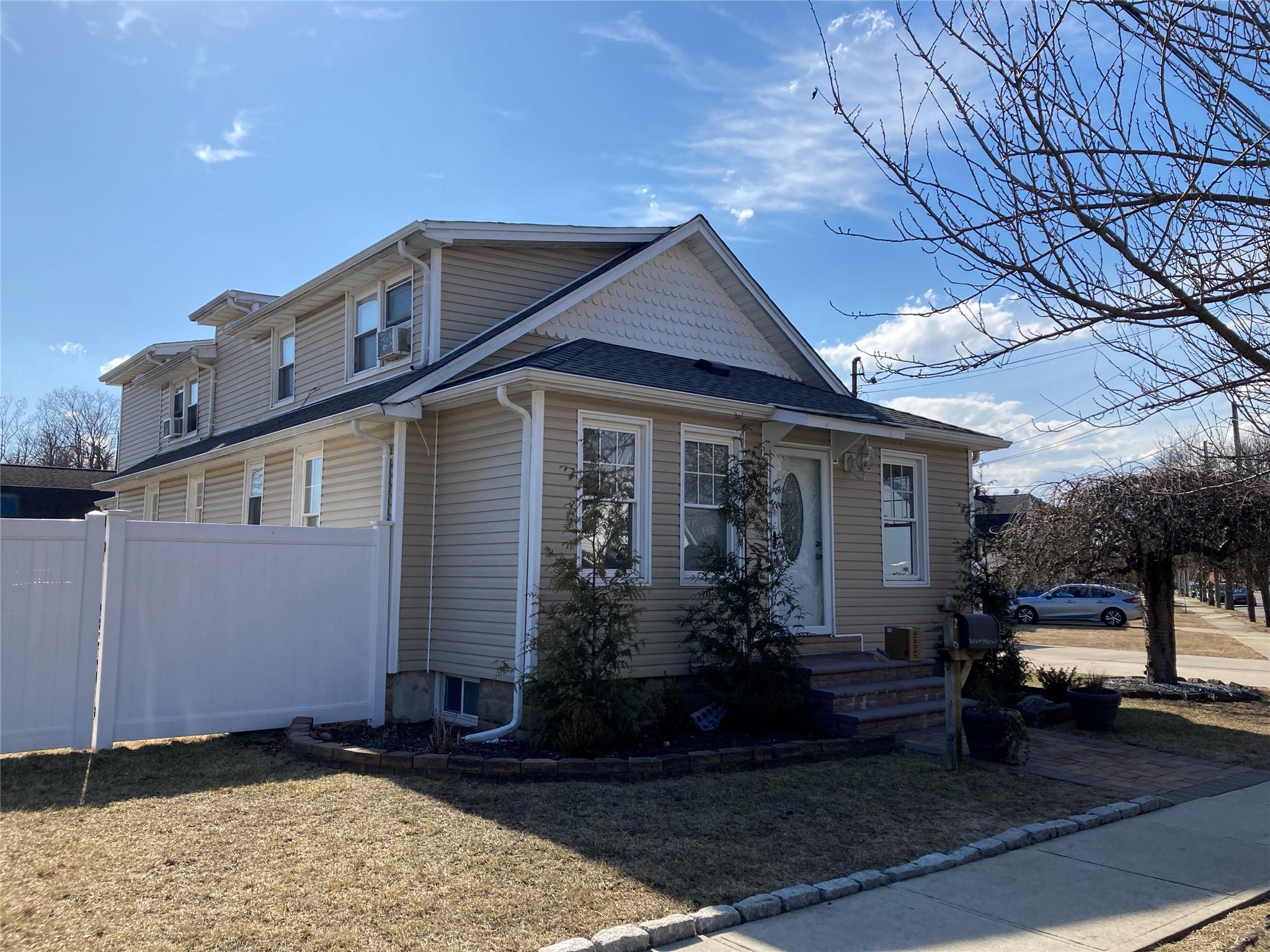 #1 photo, 240 Grant Avenue, ناسو Farmingdale , NY 11735