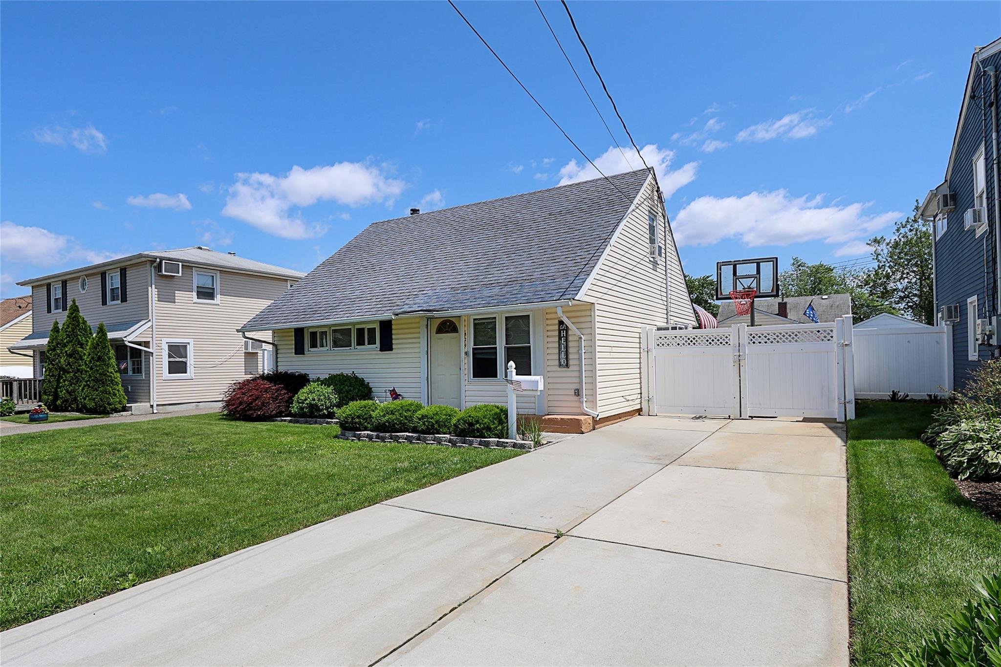 #1 photo, 820 Mirabelle Avenue, ناسو Westbury , NY 11590