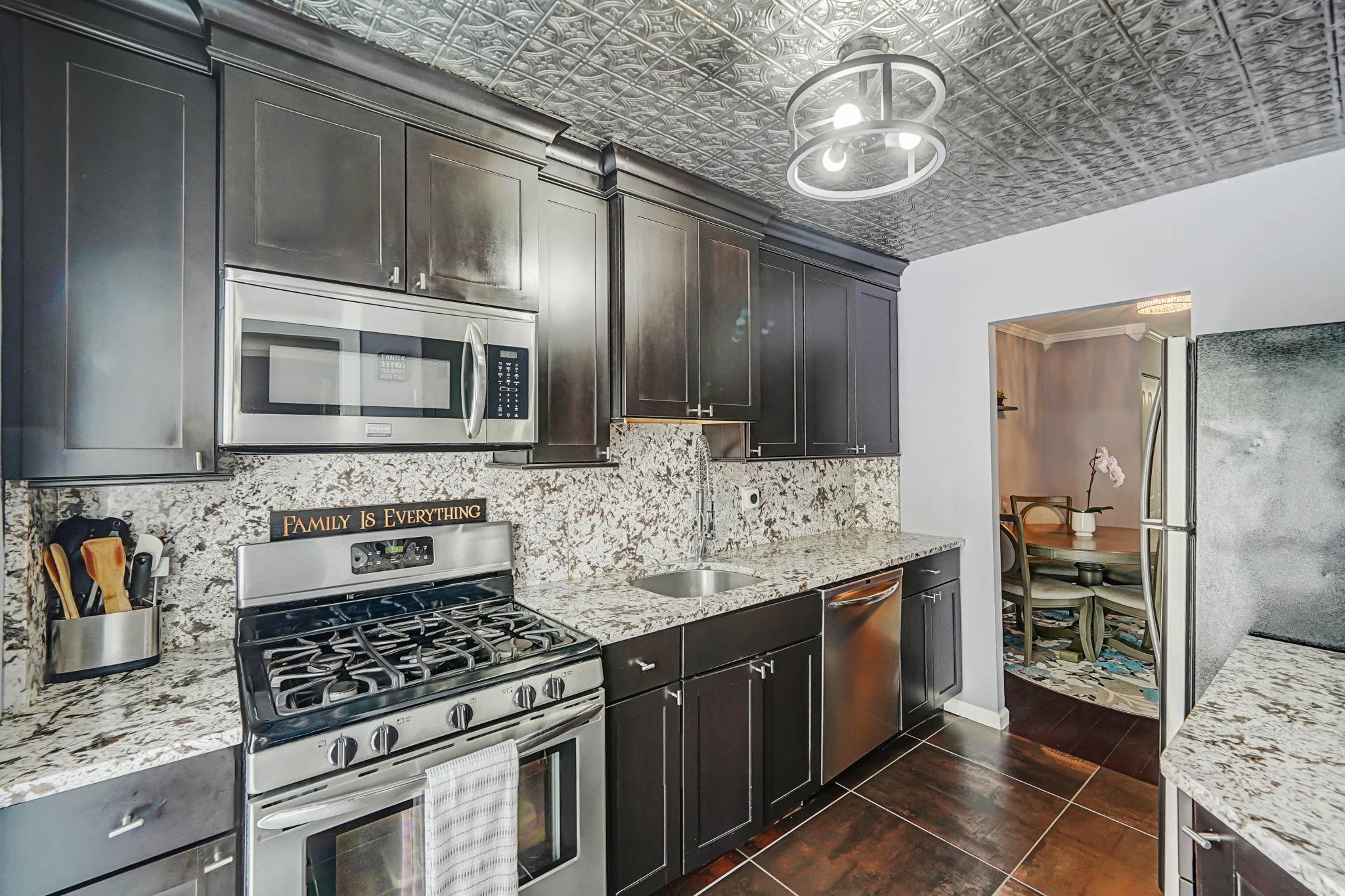 #1 photo, 460 Old Town Road, 東長島 Port Jefferson Station , NY 11776