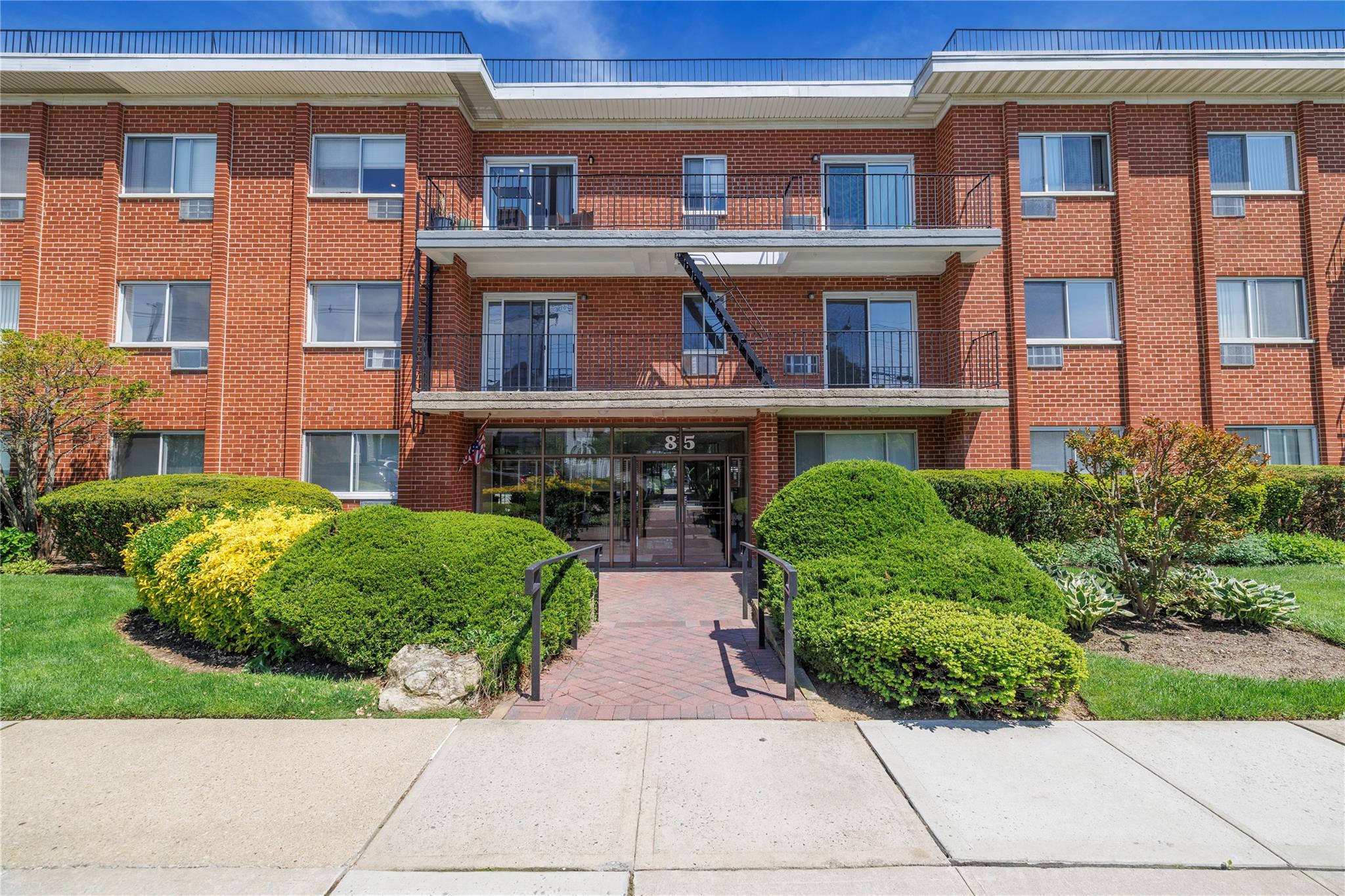 #1 photo, 85 S CENTRE AVE, ناسو Rockville Centre , NY 11570
