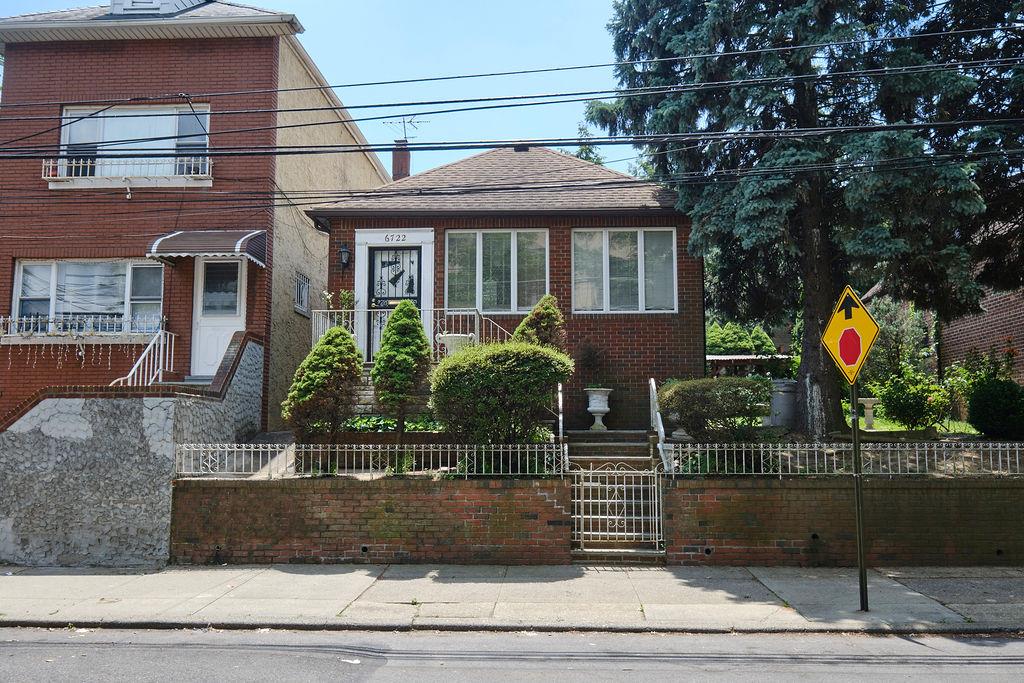 #1 photo, 67-22 51 Road, 皇后區 木邊 Woodside , NY 11377