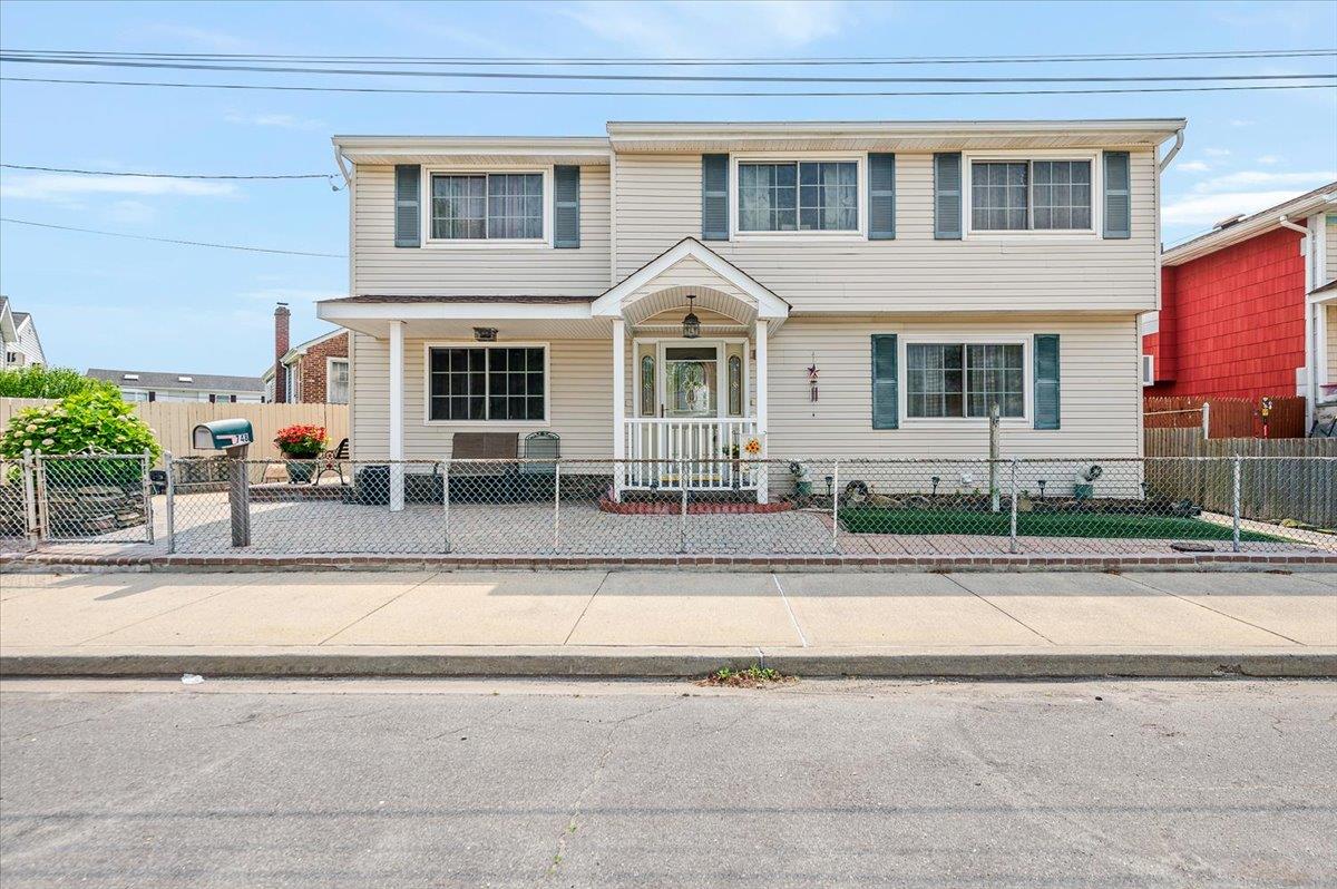 #1 photo, 748 Knoll Street, Lindenhurst , NY 11757