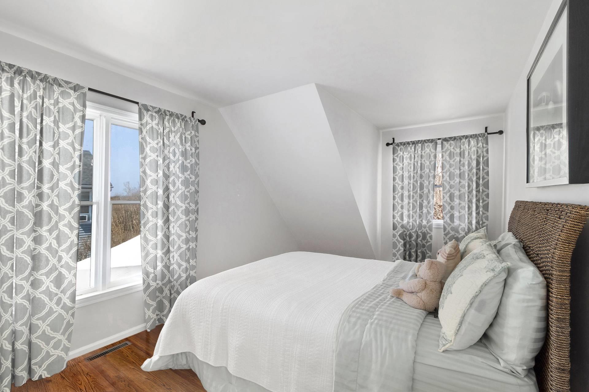 #13 photo, 91 Howell Street, Southampton , NY 11968