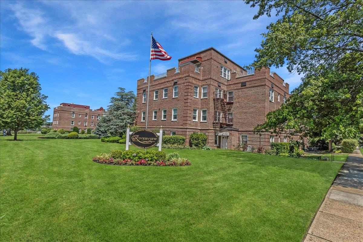 #1 photo, 104 S Village Avenue, 長島 Rockville Centre , NY 11570