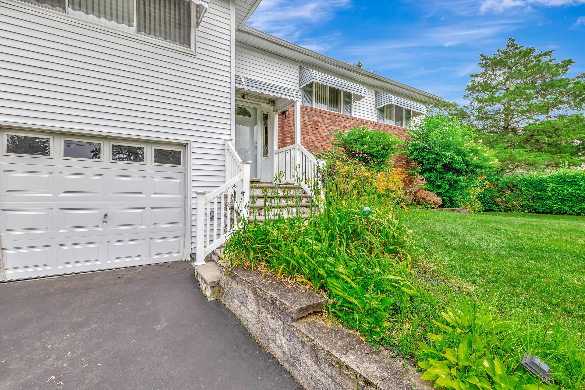 #1 photo, 399 Hubbs Avenue, سوفولك Hauppauge , NY 11788