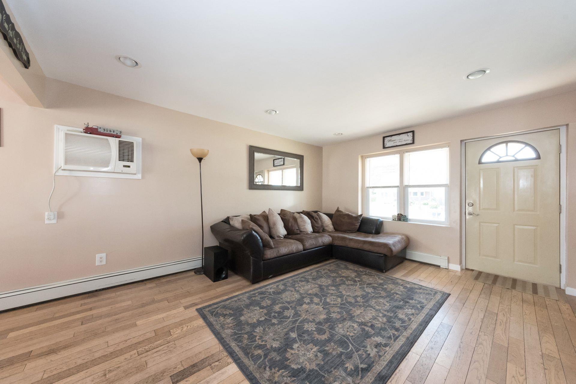 #1 photo, 820 Mirabelle Avenue, ناسو Westbury , NY 11590