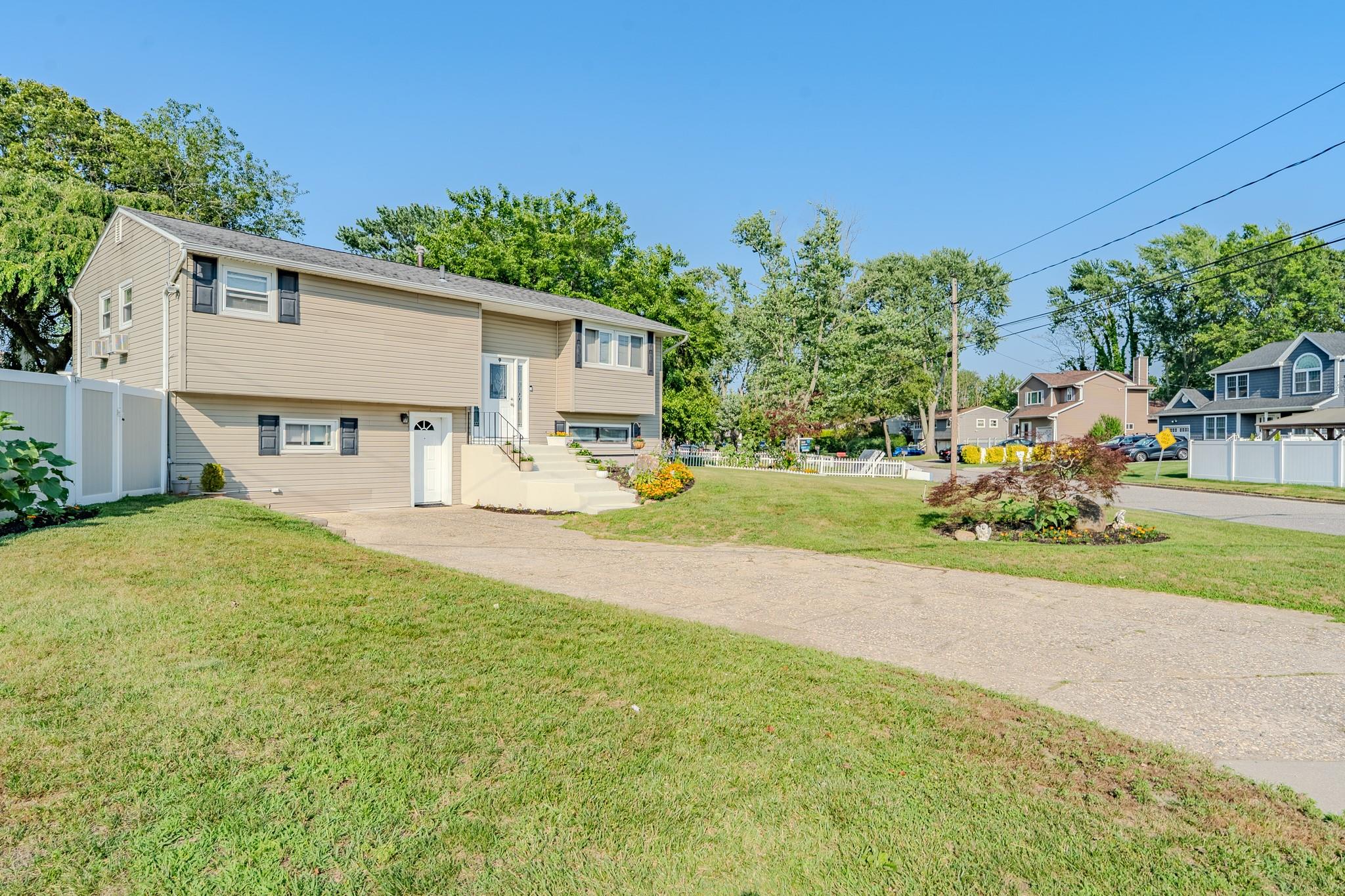 #1 photo, 27 Berkeley Avenue, 東長島 Selden , NY 11784
