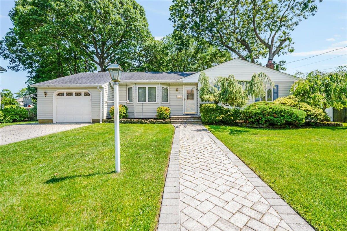 #1 photo, 70 Cleveland Street, 東長島 海湾 Bay Shore , NY 11706