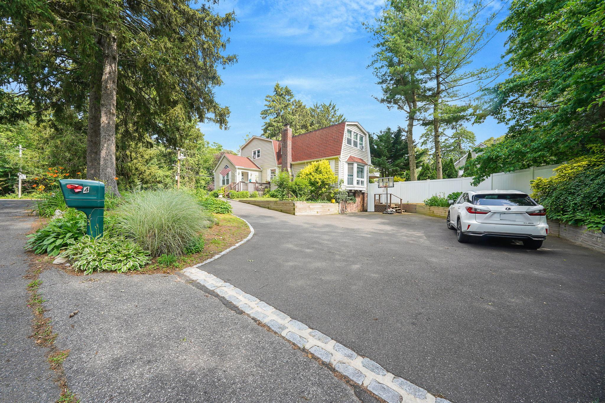 #1 photo, 4 Kellum Street, سوفولك South Huntington , NY 11746