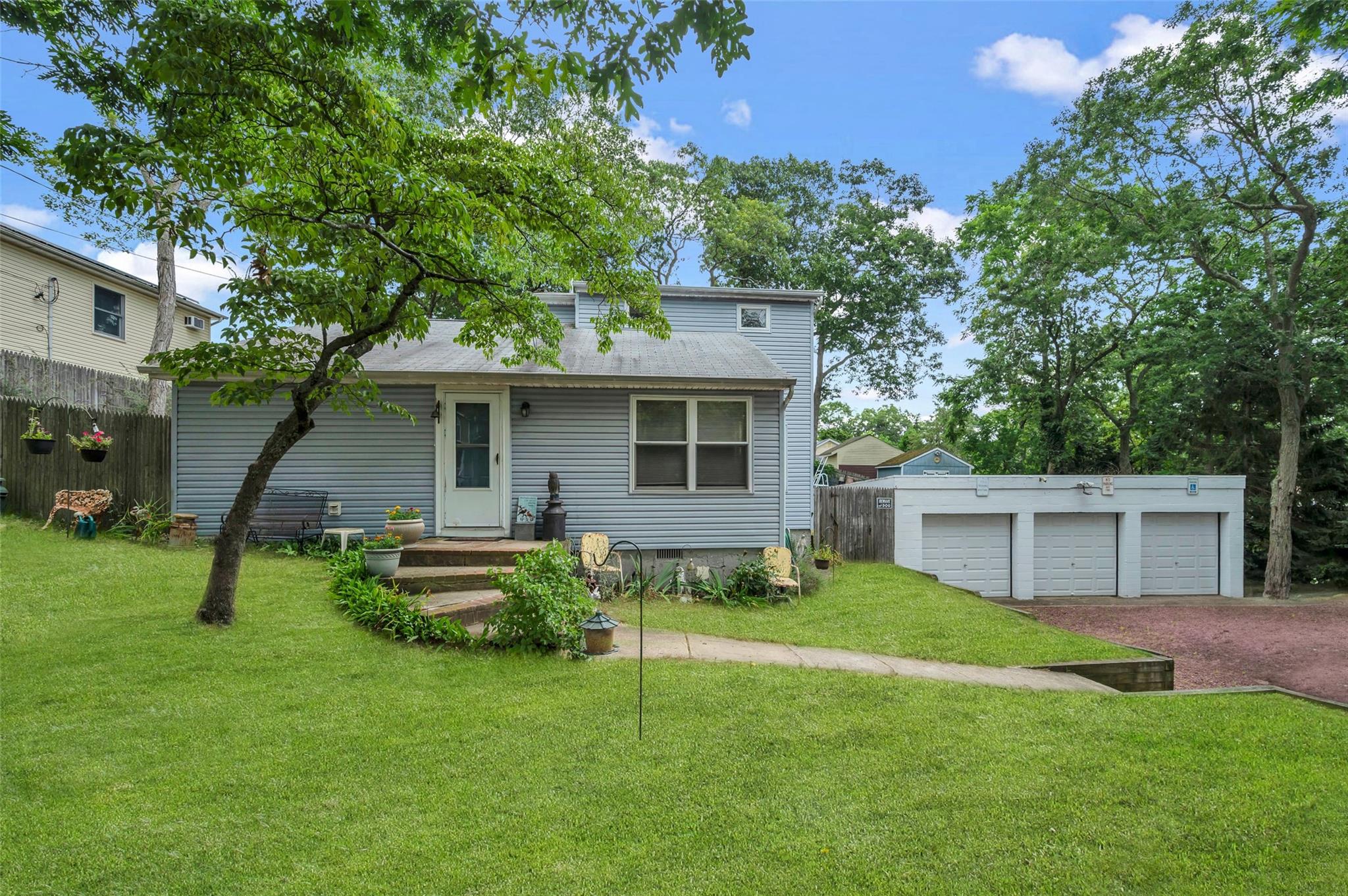 #1 photo, 5 Flower Avenue, سوفولك Holtsville , NY 11742