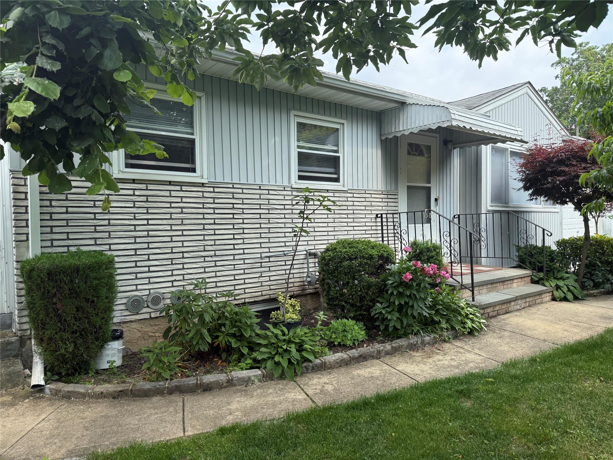 #1 photo, 11 Holle Place, Carle Place , NY 11514