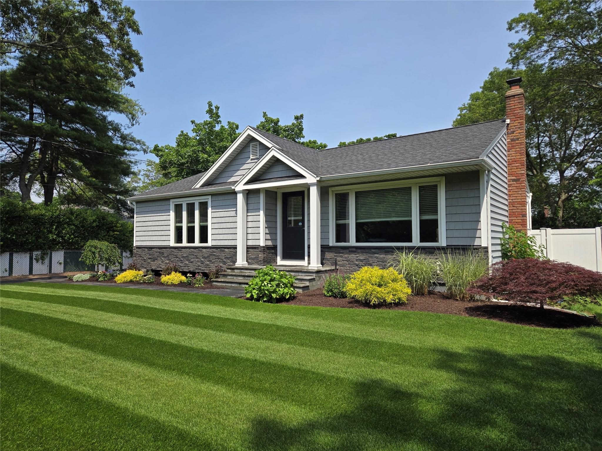 #1 photo, 613 Blue Point Road, سوفولك Holtsville , NY 11742