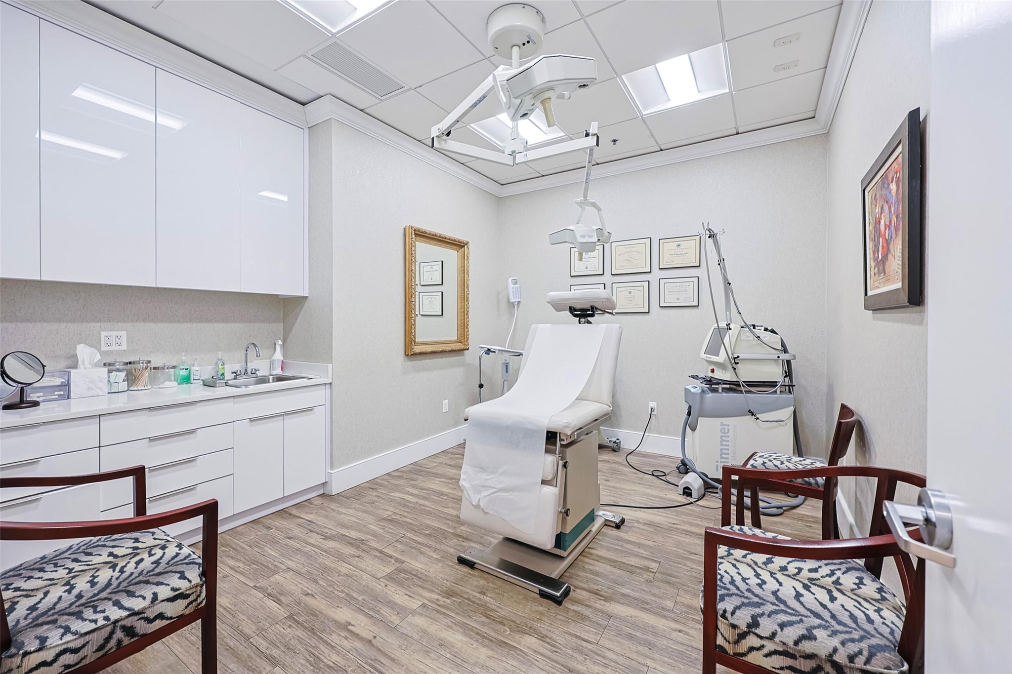 #11 photo, 833 Northern Blvd Great Neck, ナッソー郡 Great Neck , NY 11021