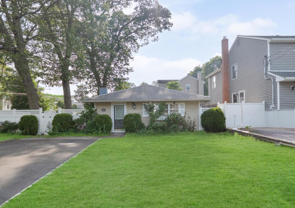 #1 photo, 36 Adirondack Drive, سوفولك Selden , NY 11784