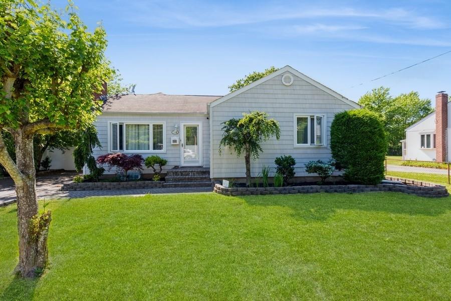 #1 photo, 118 Pine Neck Avenue, サフォーク郡 East Patchogue , NY 11772