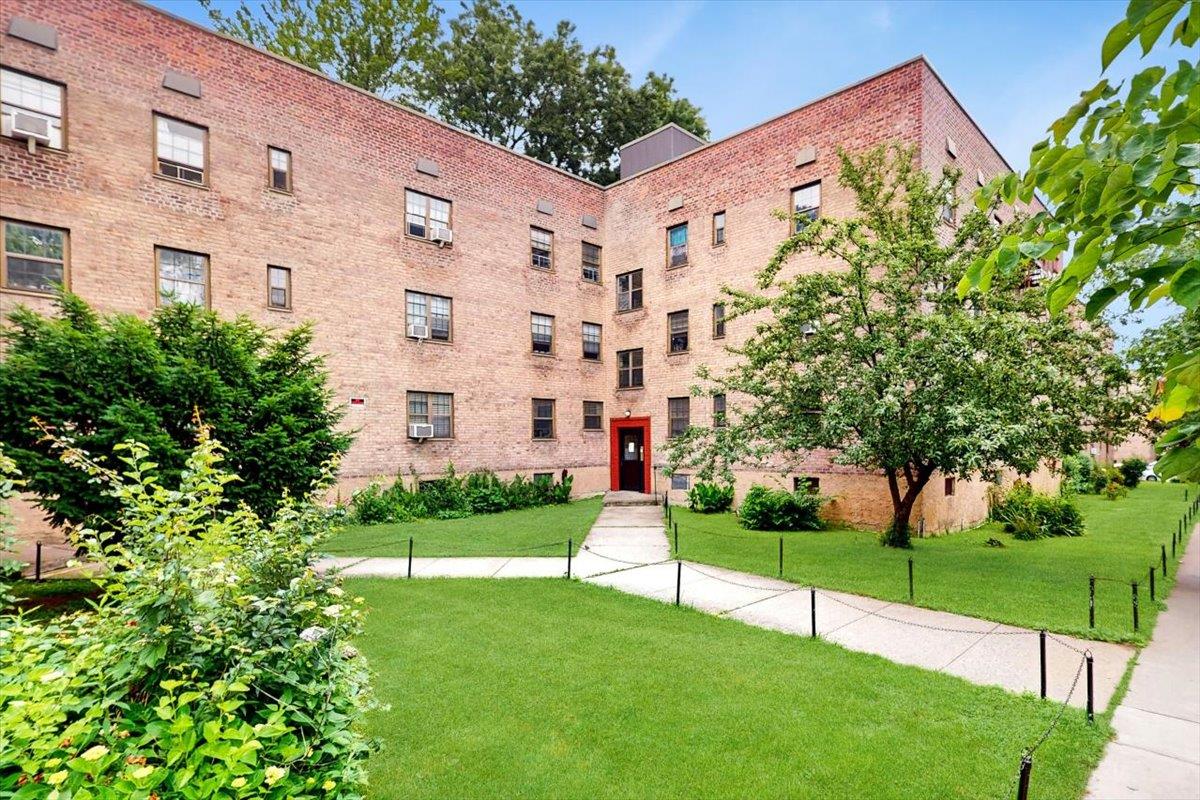 #1 photo, 144-37 79th ave, كوينز Kew Garden Hills , NY 11367