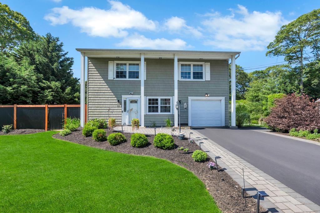 #1 photo, 12 Turin Street, سوفولك East Patchogue , NY 11772