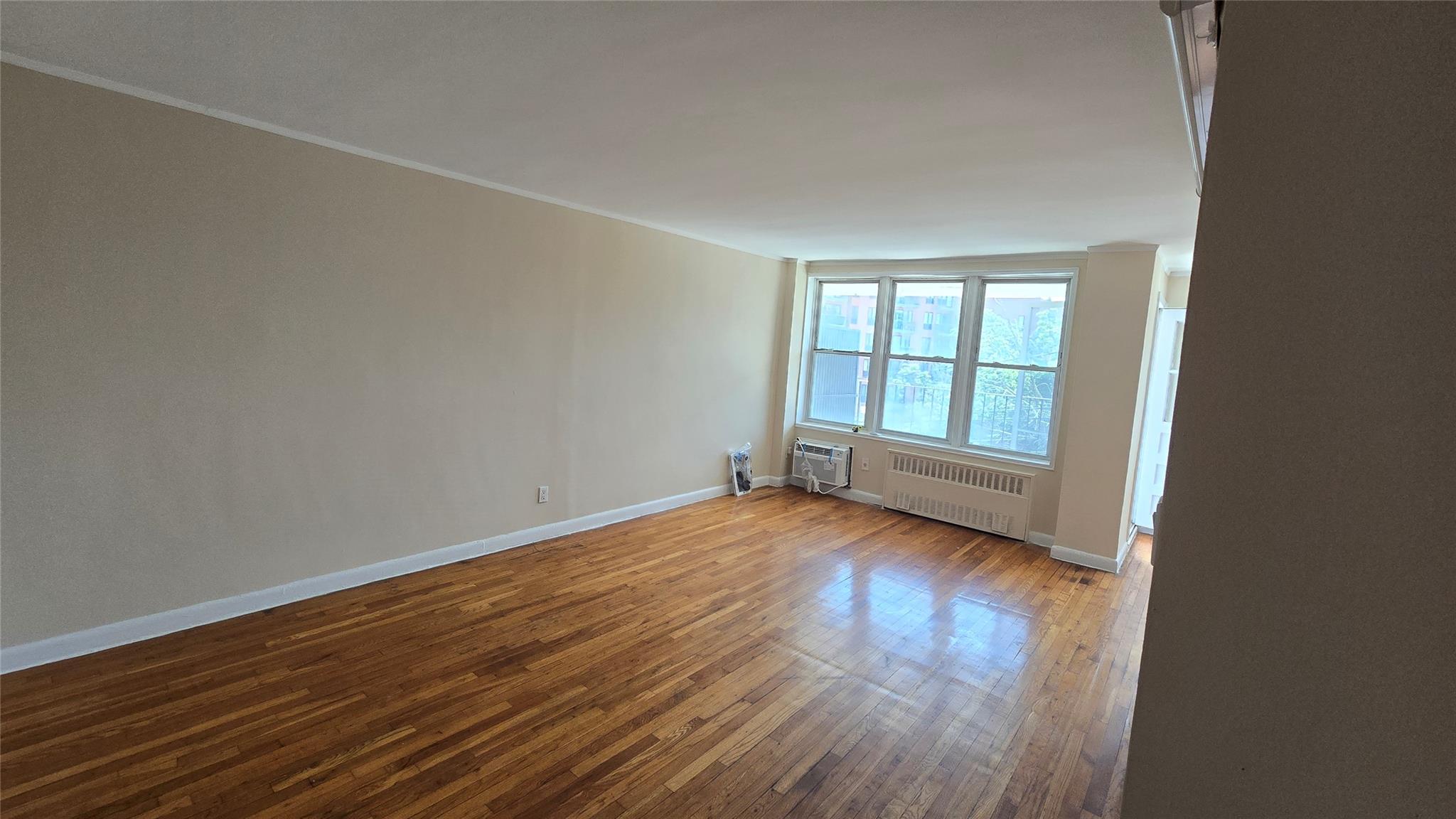 #3 photo, 86-05 60 Road, クイーンズ区 Elmhurst , NY 11373