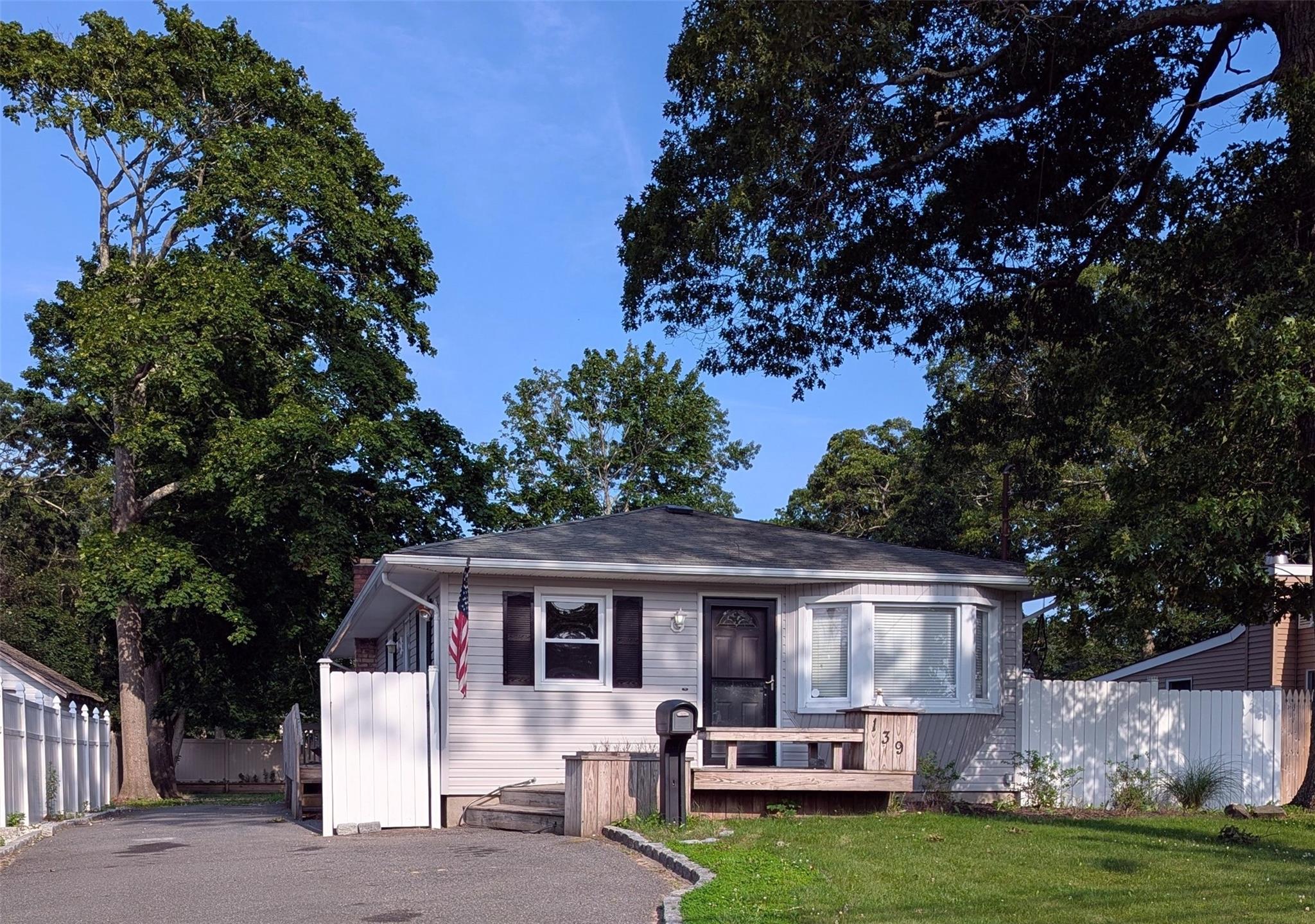 #1 photo, 139 Pine Neck Avenue, سوفولك East Patchogue , NY 11772