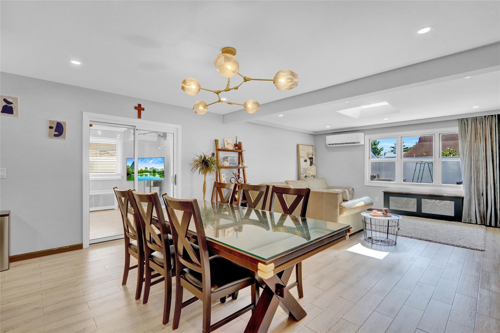 #1 photo, 206 Friends Lane, Westbury , NY 11590