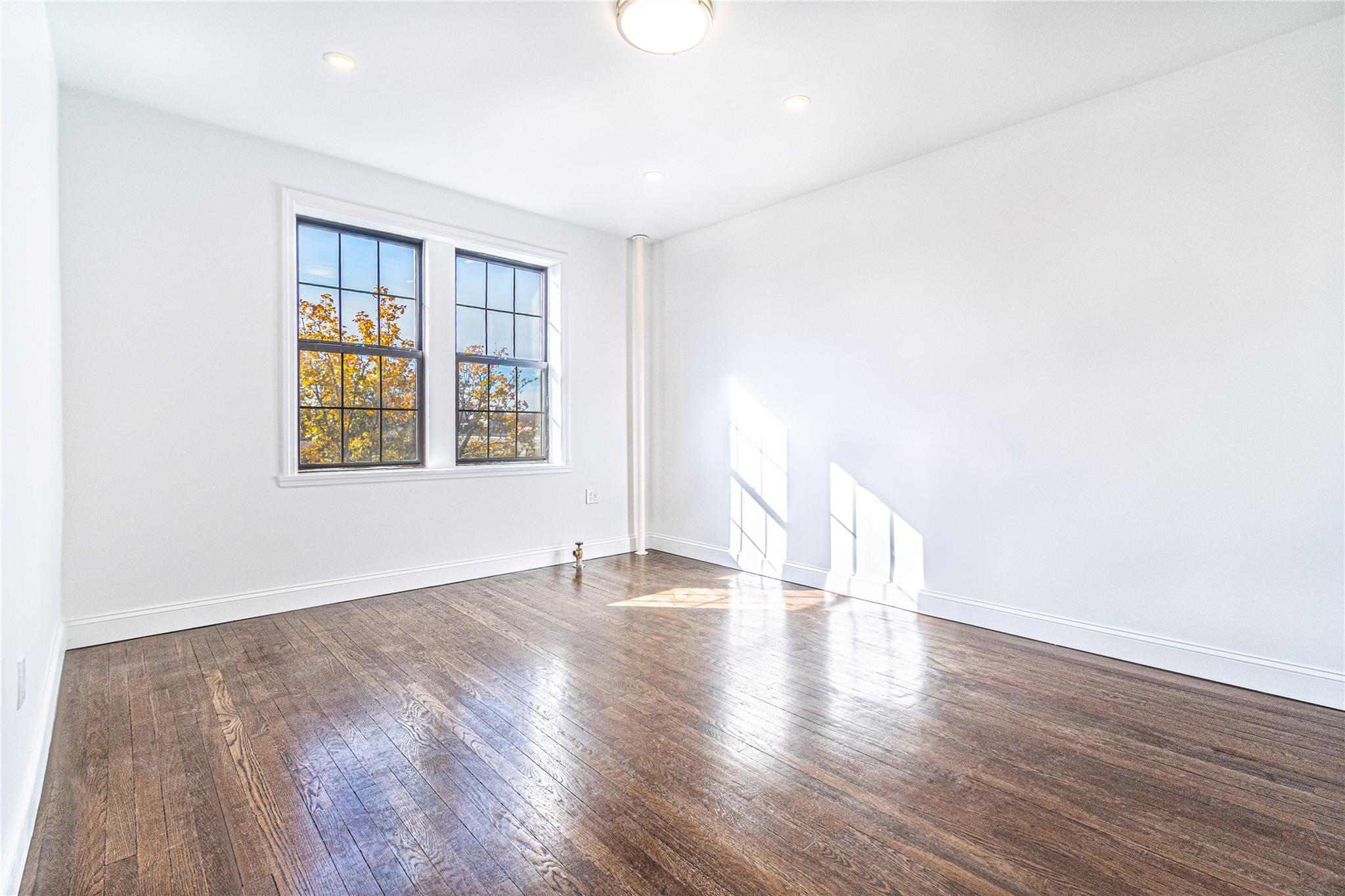 #11 photo, 68-30 Burns Street, Forest Hills , NY 11375