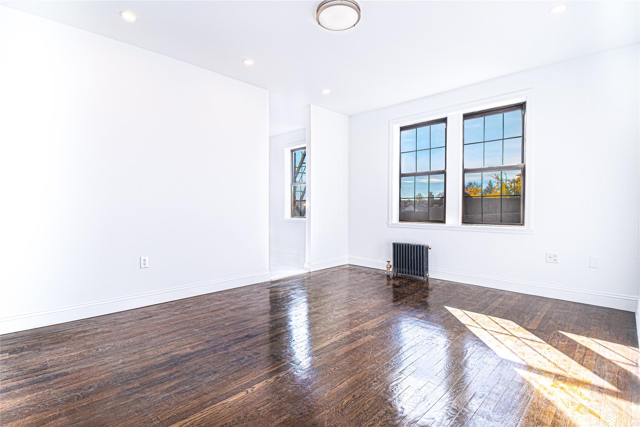 #4 photo, 68-30 Burns Street, Forest Hills , NY 11375