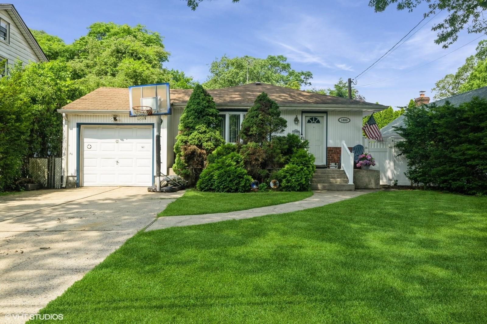 #1 photo, 1680 Cornelius Avenue, ناسو Wantagh , NY 11793