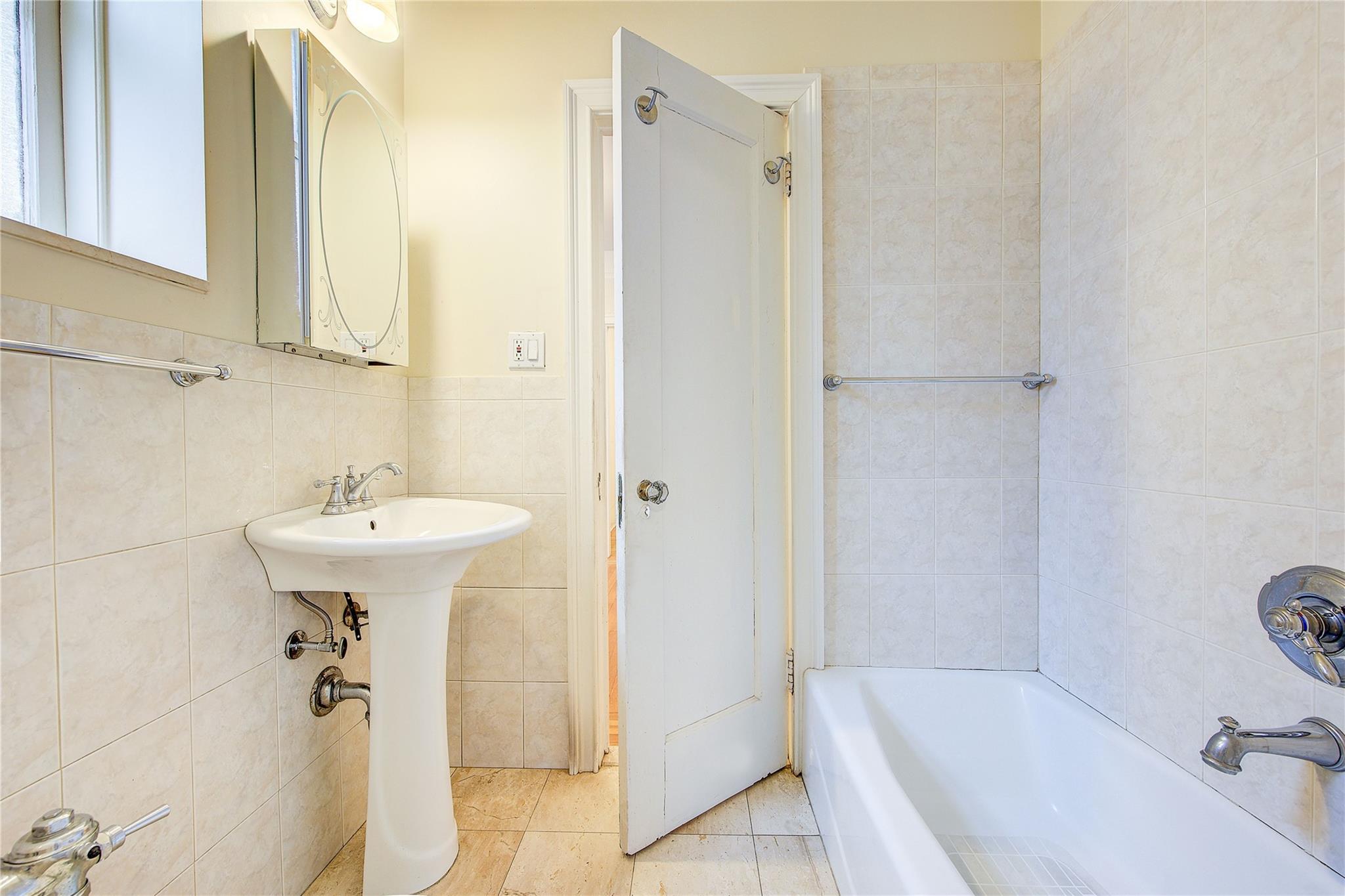 #20 photo, 34-30 81st Street, クイーンズ区 Jackson Heights , NY 11372