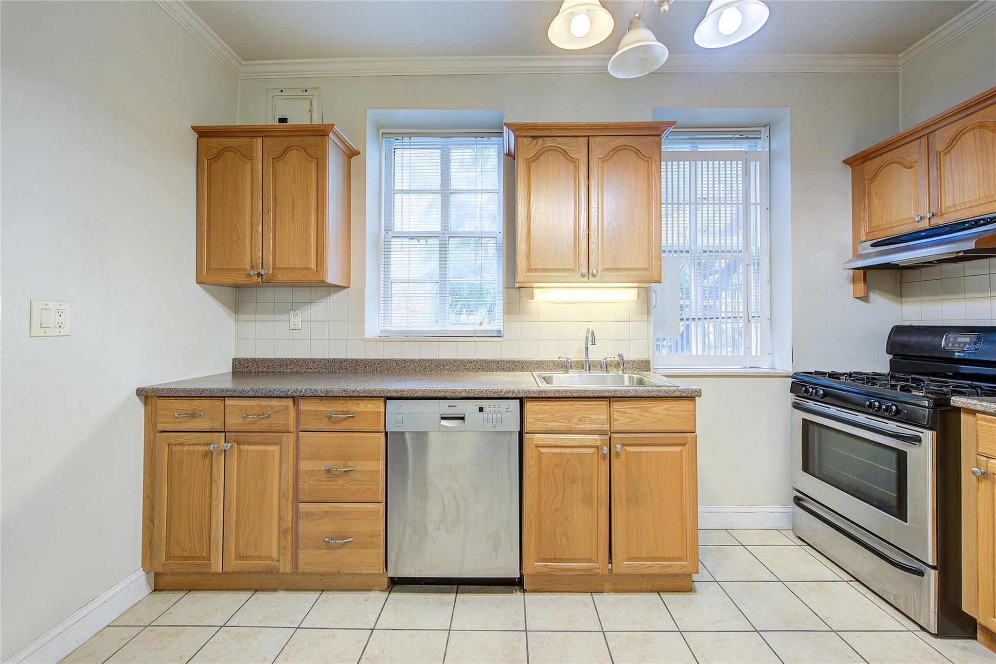 #9 photo, 34-30 81st Street, クイーンズ区 Jackson Heights , NY 11372