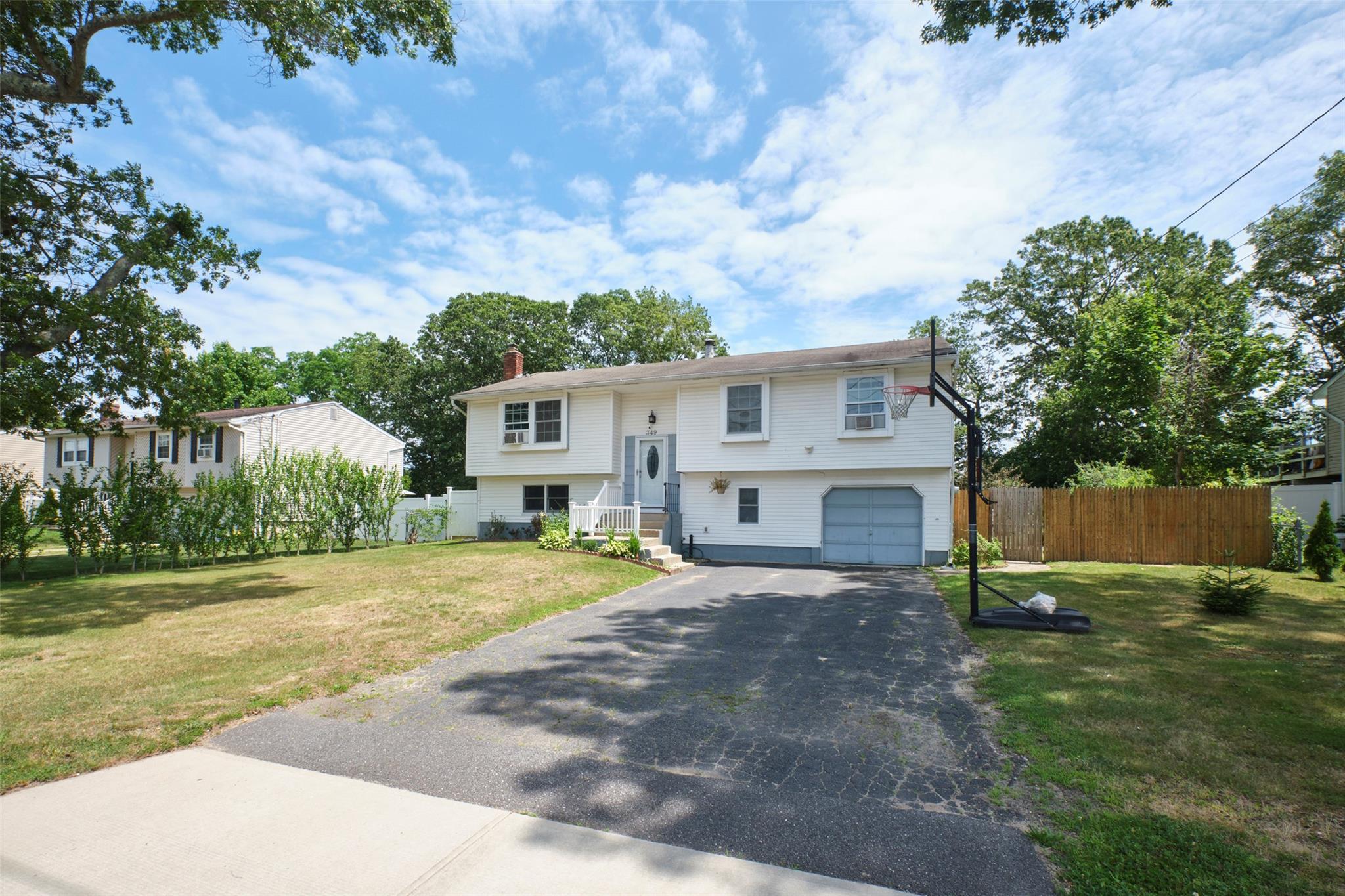 #1 photo, 349 Randall Road, سوفولك Ridge , NY 11961