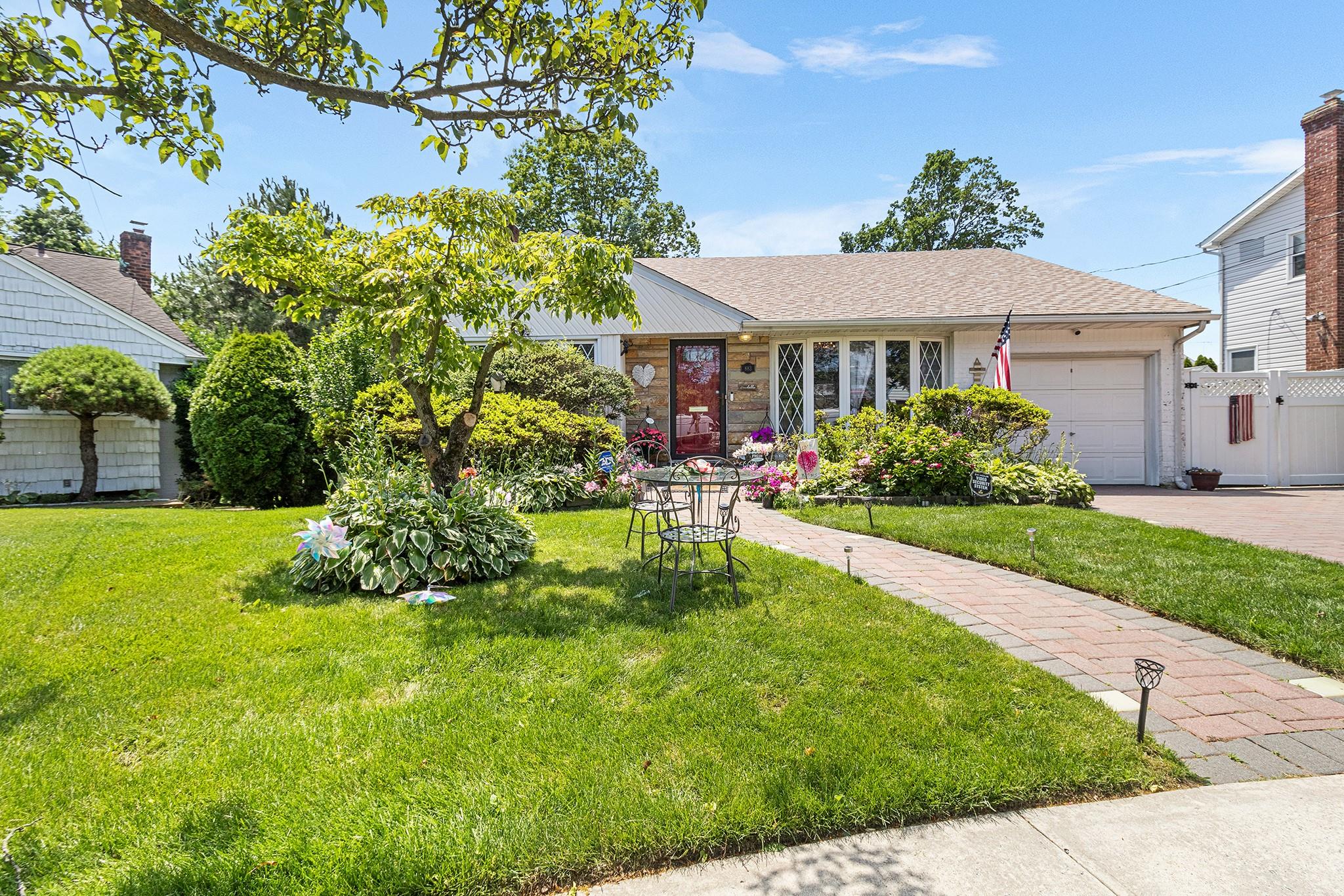 #1 photo, 883 Saint James Place, ناسو Franklin Square , NY 11010