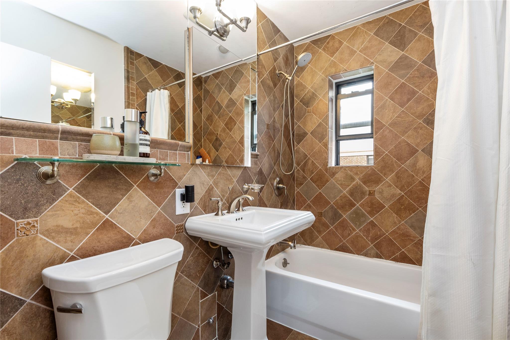 #14 photo, 218-02 73rd Avenue, クイーンズ区 Oakland Gardens , NY 11364