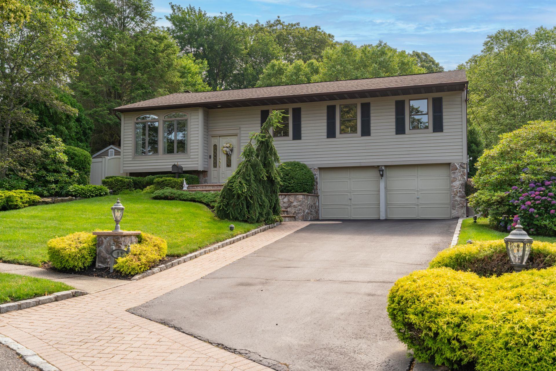 #1 photo, 11 Val Court, Commack , NY 11725