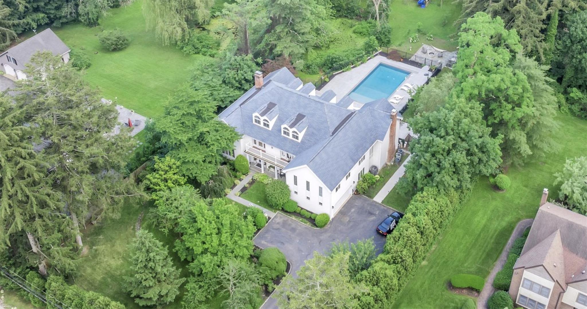 #1 photo, 304 Syosset Woodbury Road, ناسو Woodbury , NY 11797
