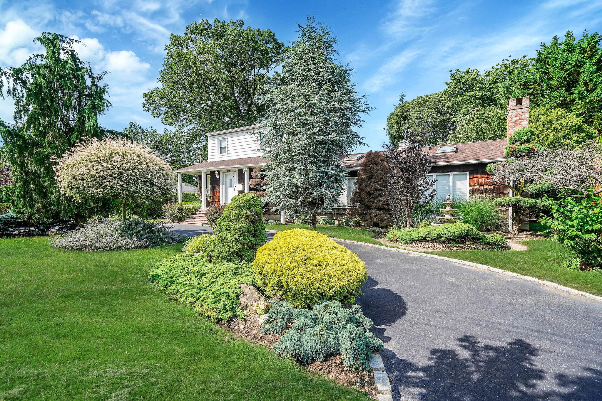#1 photo, 2137 Village Drive, ناسو East Meadow , NY 11554