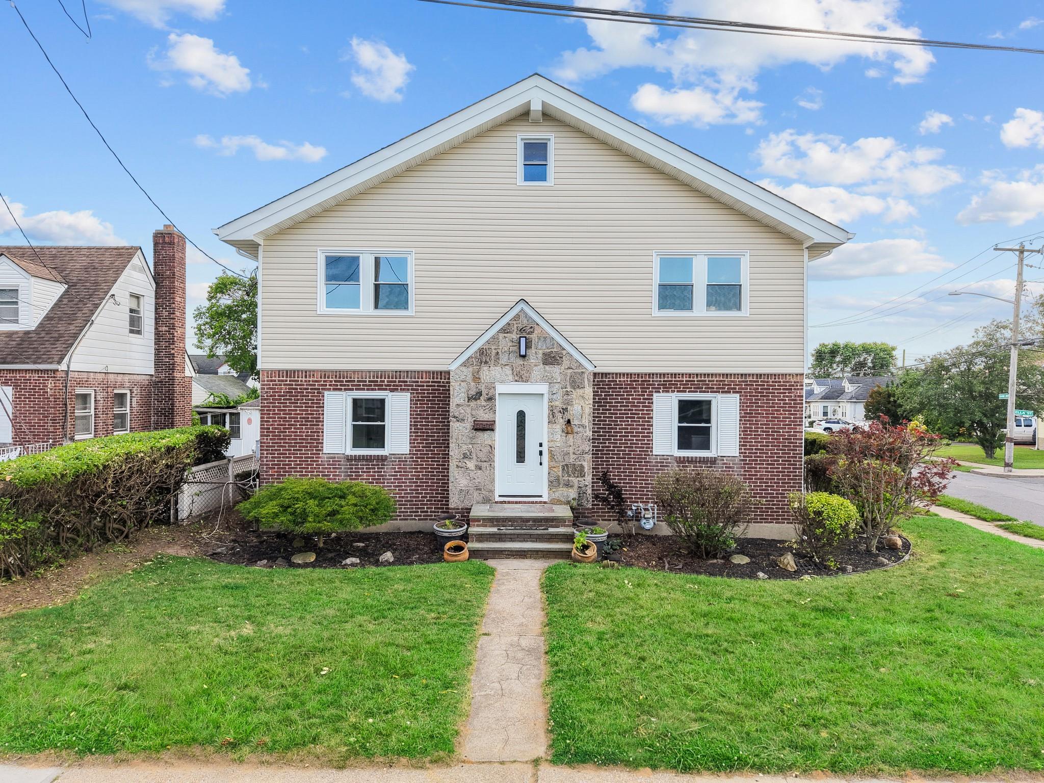 #1 photo, 126 Lutz Drive, ناسو Valley Stream , NY 11580