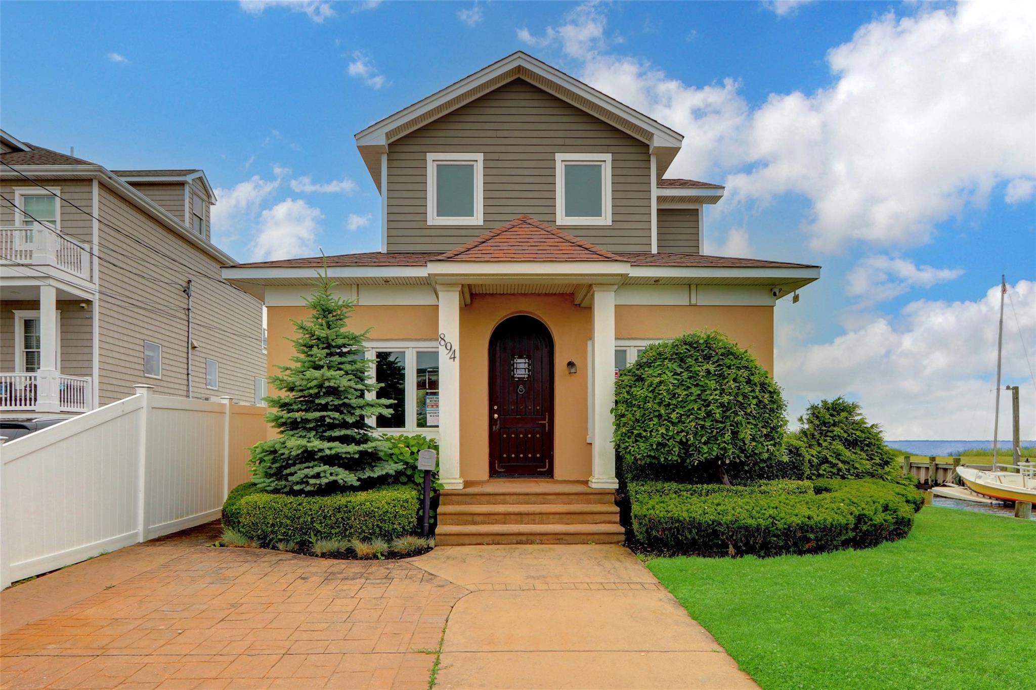 #1 photo, 894 Bay 9th Street, سوفولك West Islip , NY 11795
