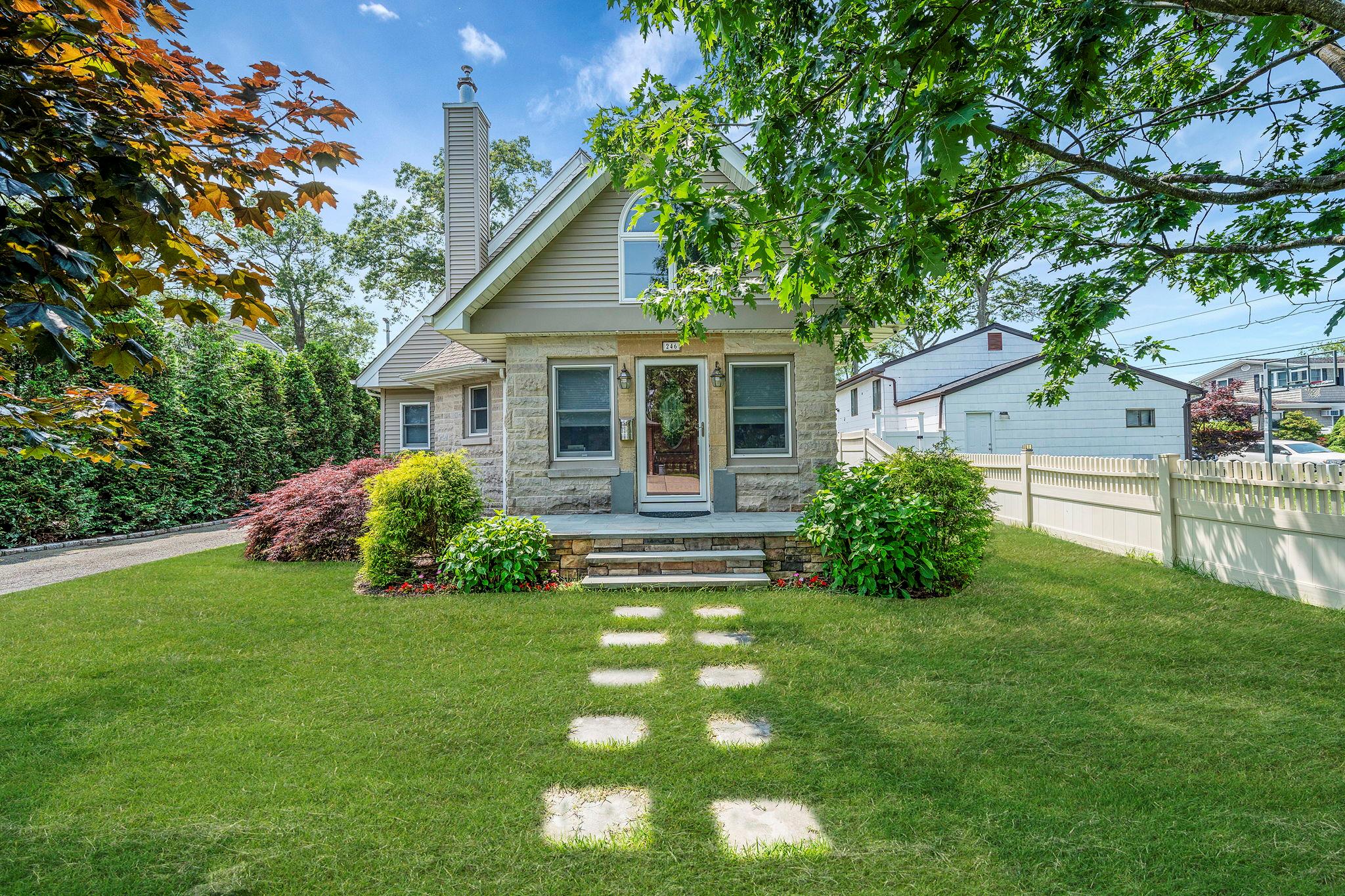 #1 photo, 246 Cadman Avenue, 東長島 Babylon , NY 11702