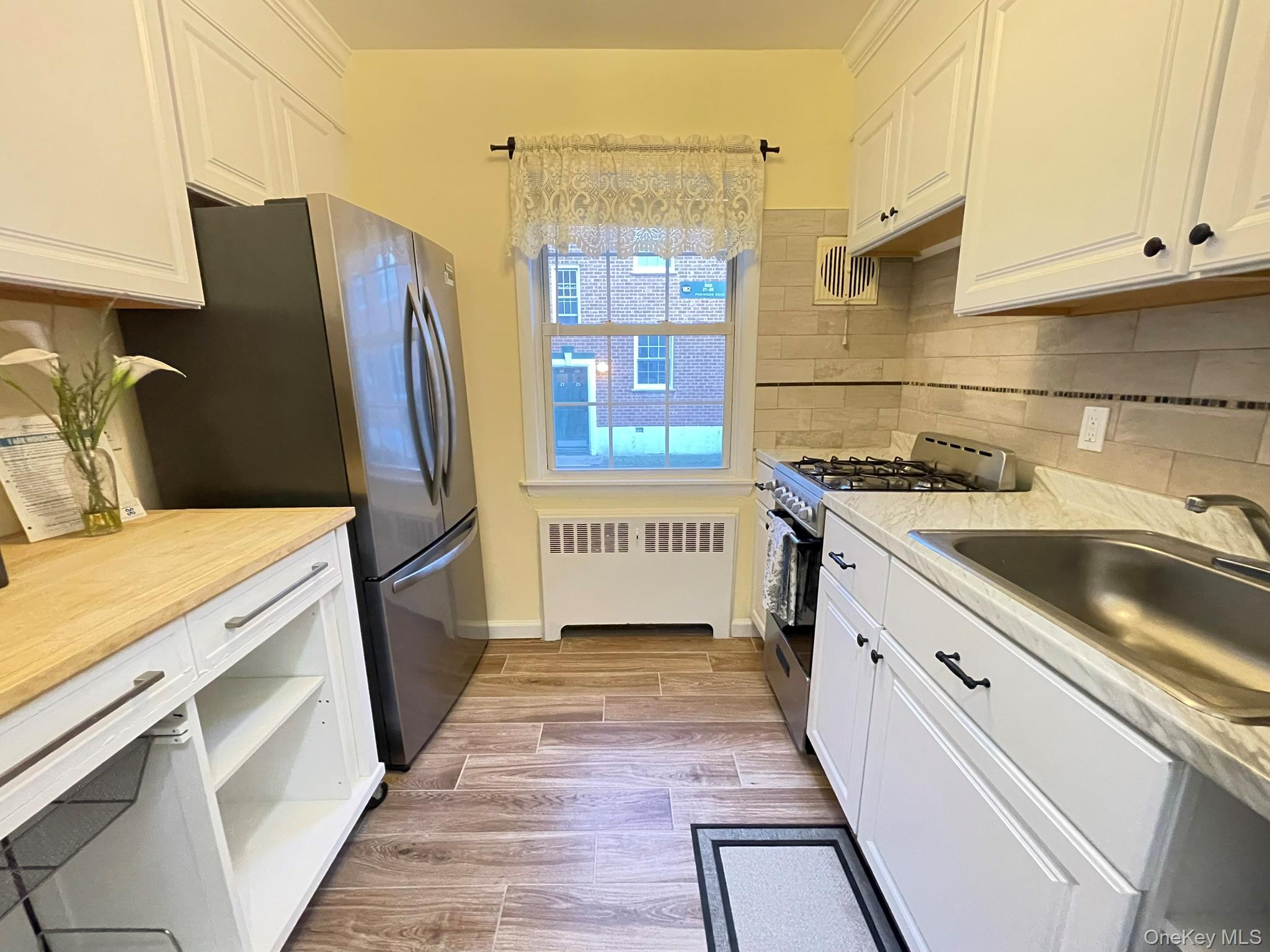 #3 photo, 180 Pinewood Road, Hartsdale , NY 10530