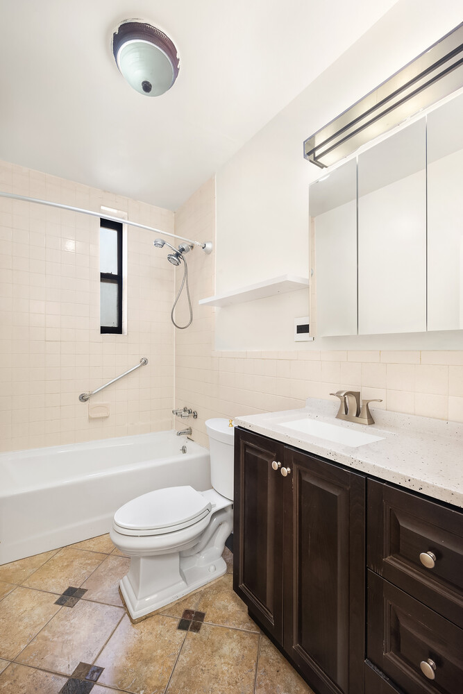 #5 photo, 1878 Adam C Powell Boulevard, マンハッタン South Harlem , NY 10026