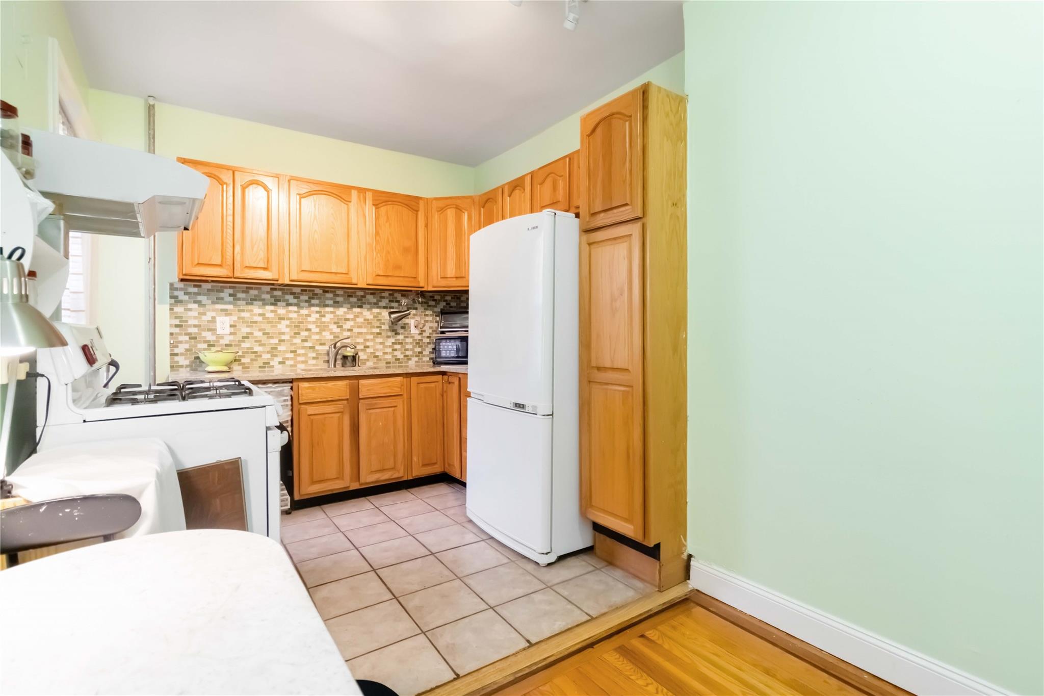 #12 photo, 83-10 35th Avenue, كوينز Jackson Heights , NY 11372