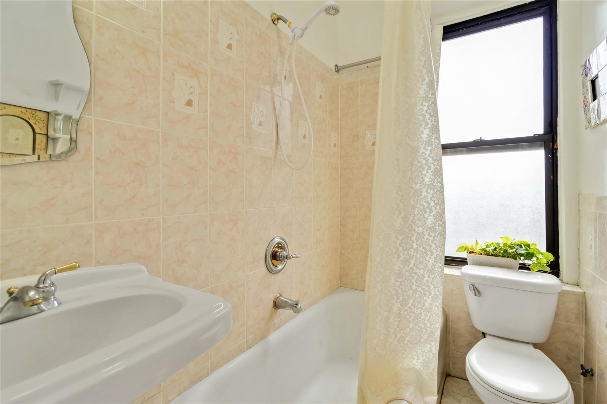 #8 photo, 83-10 35th Avenue, كوينز Jackson Heights , NY 11372