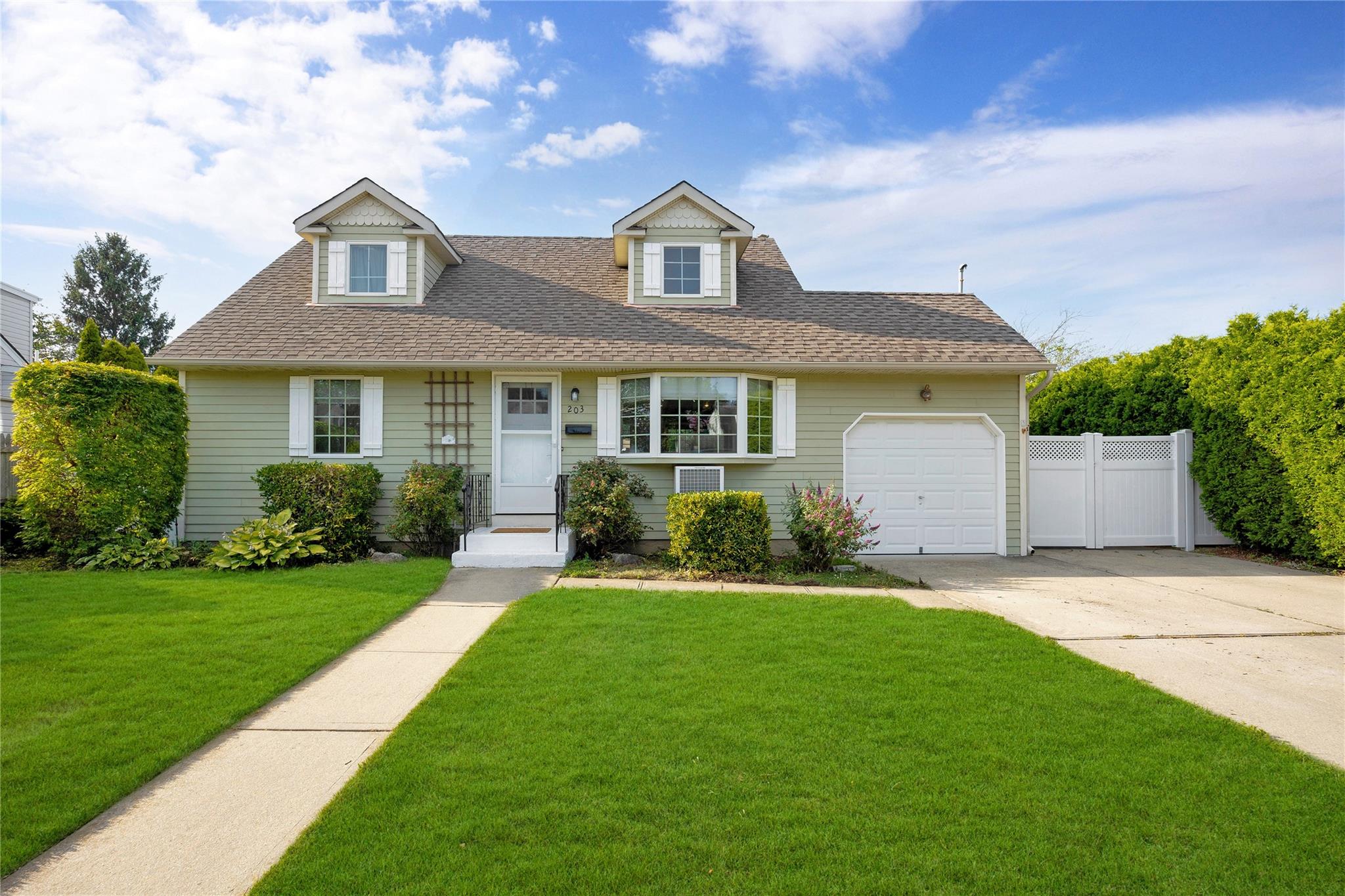 #1 photo, 203 N Pine Street, ناسو Massapequa , NY 11758