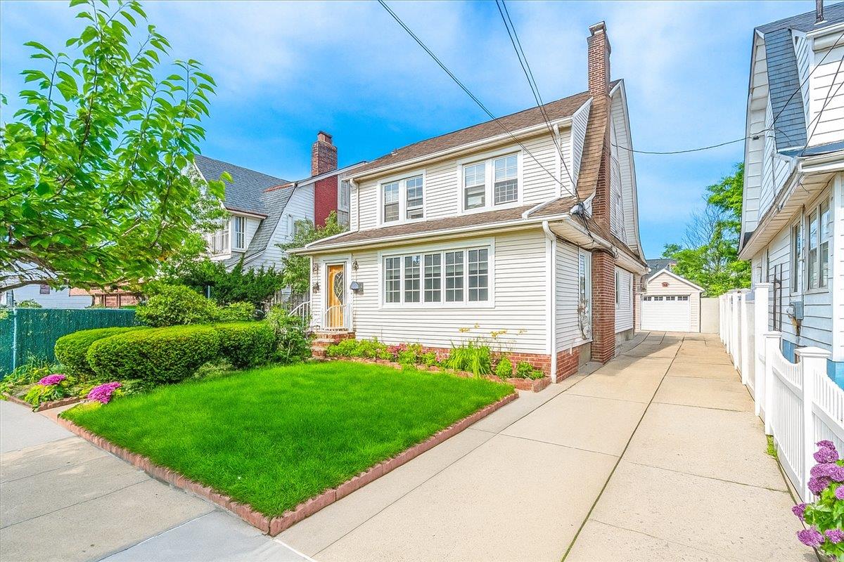 #2 photo, 8421 169th Street, كوينز Jamaica Hills , NY 11432