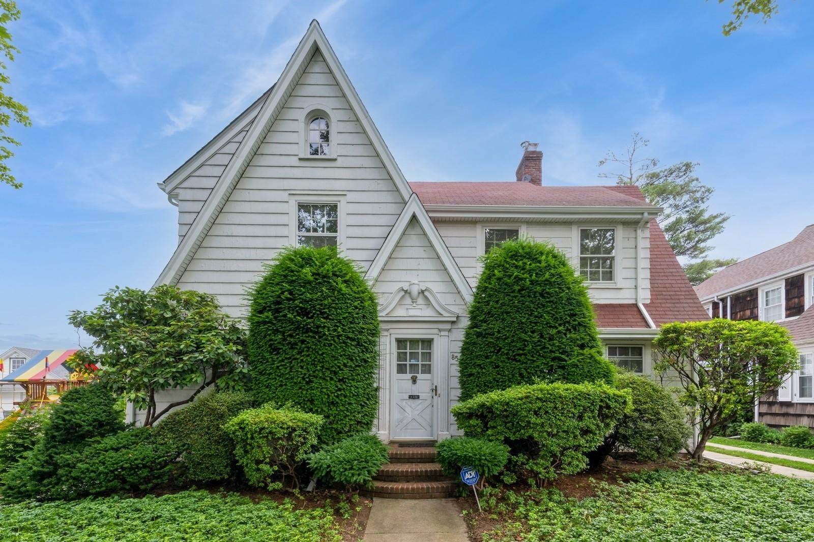 #1 photo, 85 Huron Road, 长岛 花卉园 Bellerose Village , NY 11001